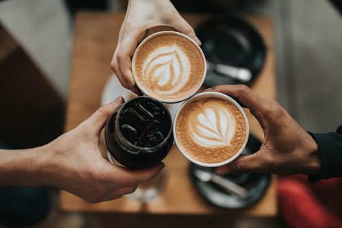 Dva šálky kávy s latte art